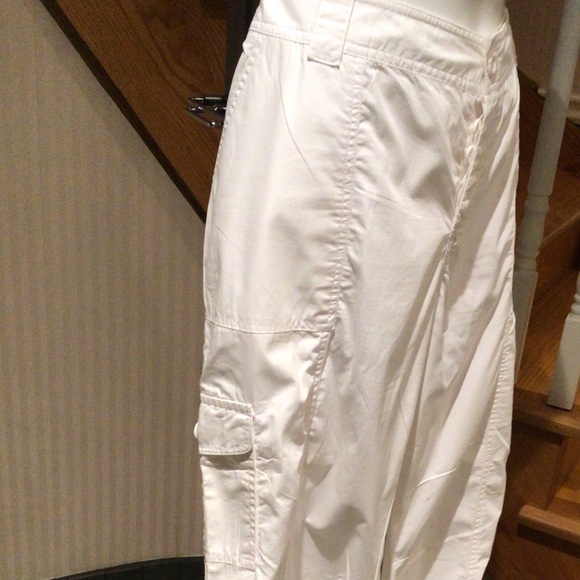 ⬇️Price Dropped ⬇️NWT white cargo capris - Picture 2 of 8